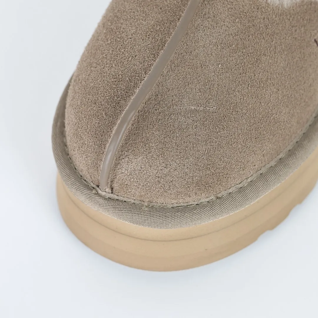 Pick up locally 💰520, the core recommendation is good price UGG Coquette three-layer thickened lazy slippers, popular Xiaohongshu style, Henan Longfeng leather production, sheepskin and wool integration, top quality in the market, 2-3 cm cashmere insole, keeping warm in winter, suitable for home use. In the new year, uug launched a style series, which is partially geared towards the preferences of young consumers, and has also been at the forefront of fashion trends. Shoe body material, water-repellent coated suede upper 17mm UGGPURE™ implanted wool insole Lightweight non-slip comfortable rubber outsole With brand LOGO Trademark Comes with full packaging Size: 35 36 37 38 39 40
